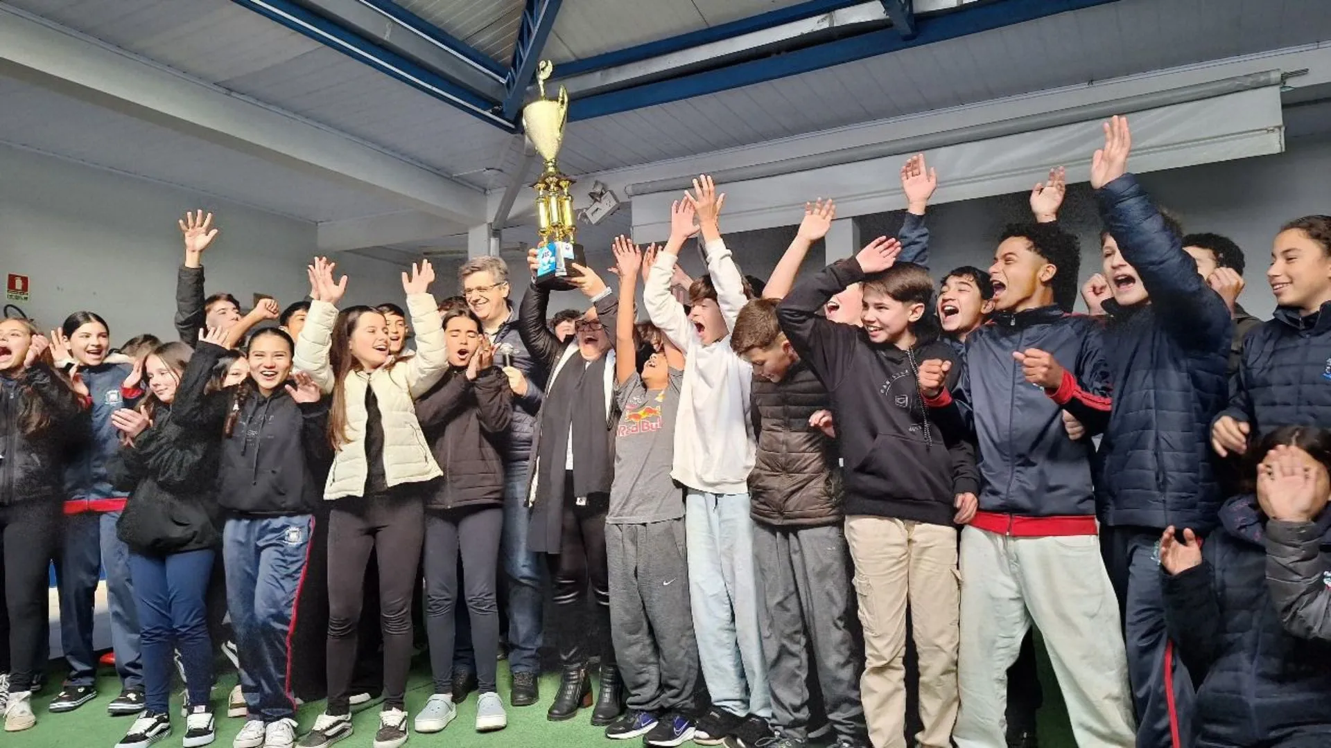 Campeãs dos Jogos Escolares de Caçador recebem troféus