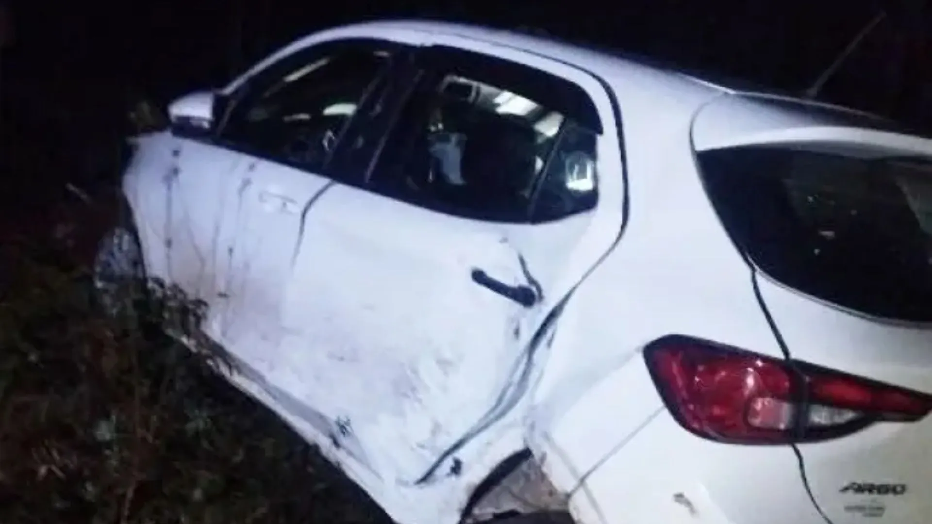 Homem invade sítio em Campos Novos e, durante fuga, capota veículo roubado em Monte Carlo