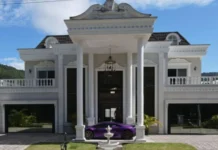 Mansão de R$ 21 milhões à venda em SC tem móveis folheados a ouro