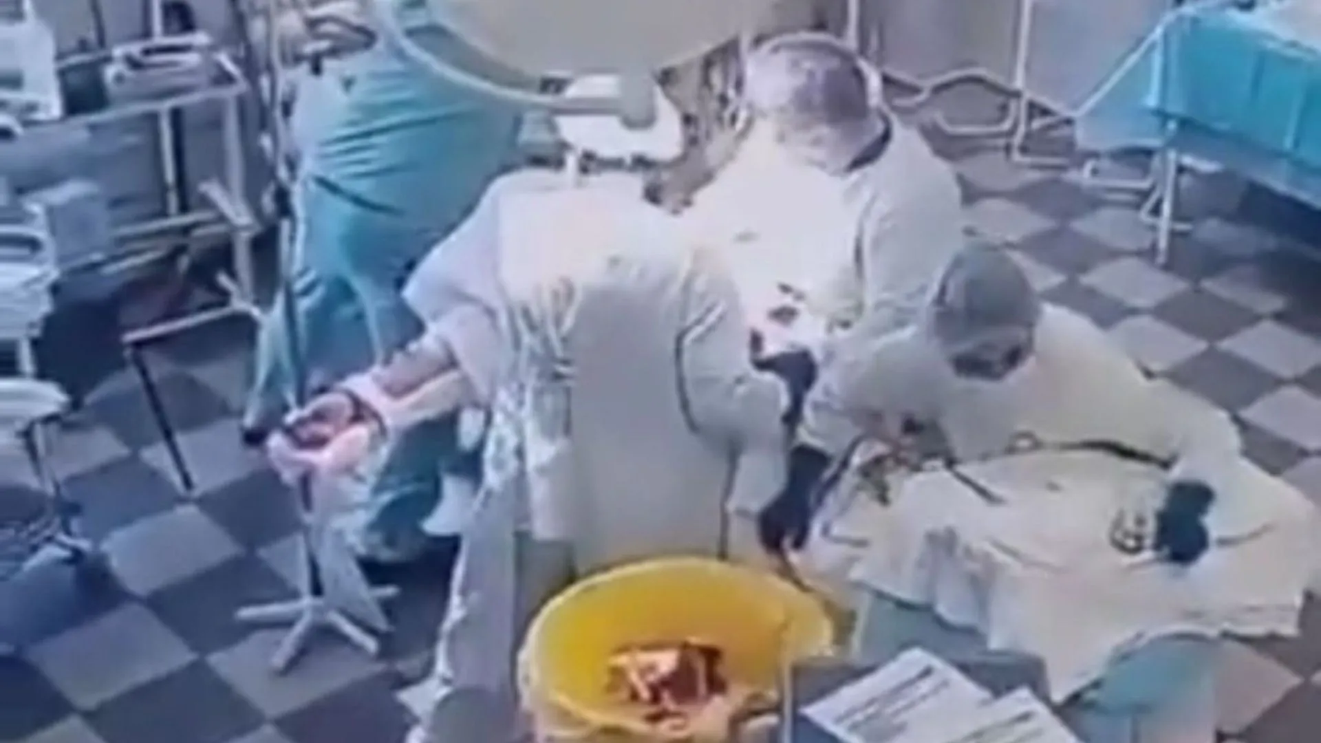 VÍDEO: Médicos seguem cirurgia durante terremoto na Rússia