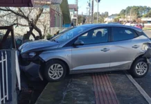 Carro invade casa após colisão em Lebon Régis