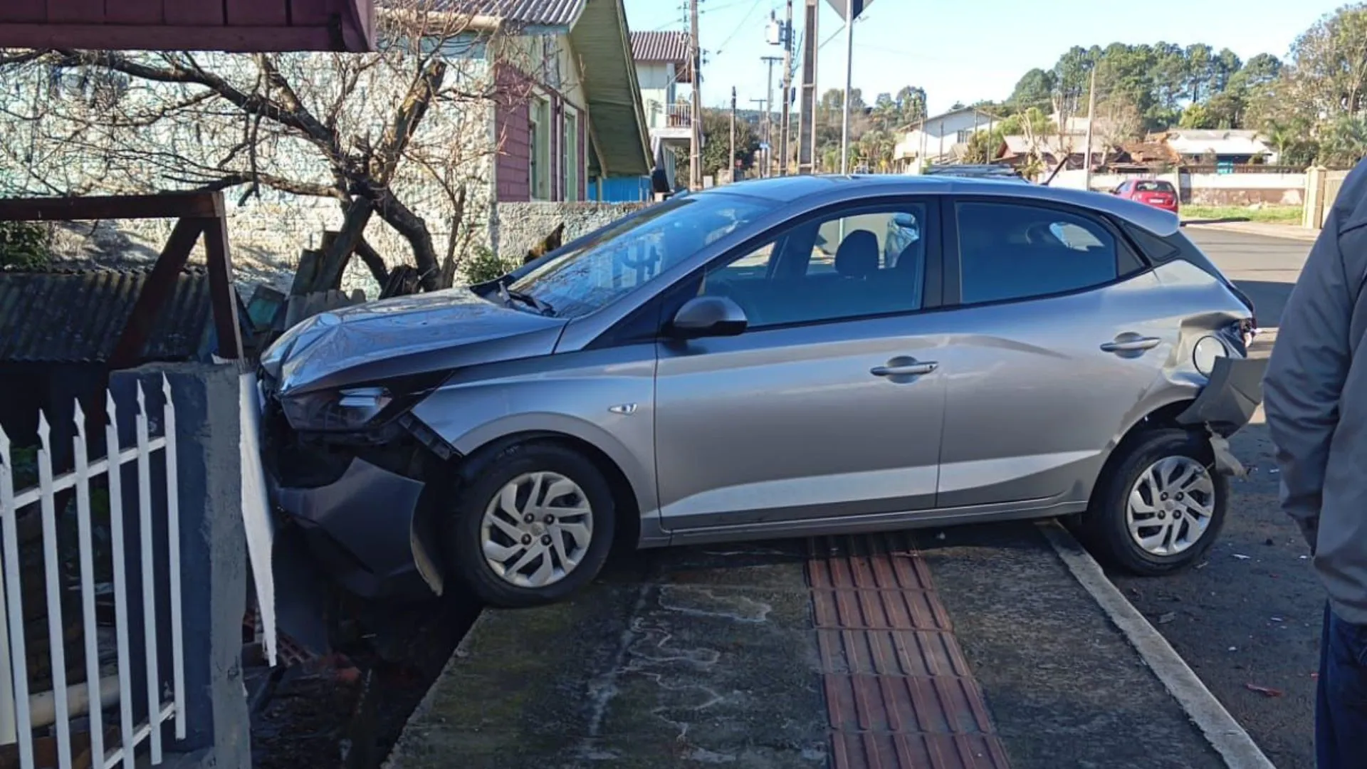 Carro invade casa após colisão em Lebon Régis