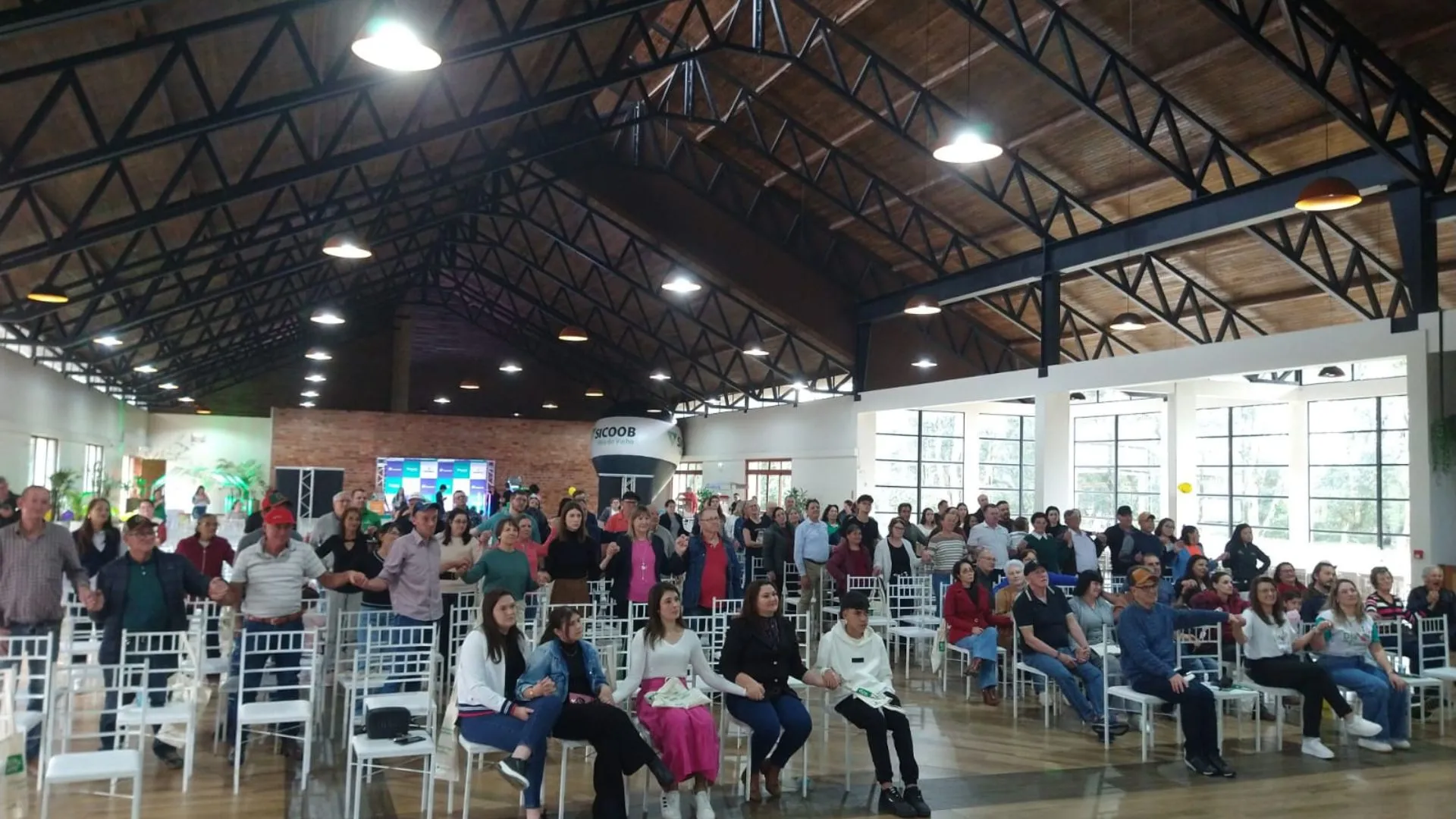 Coopervil e Sicoob celebram cooperativismo com palestra-show