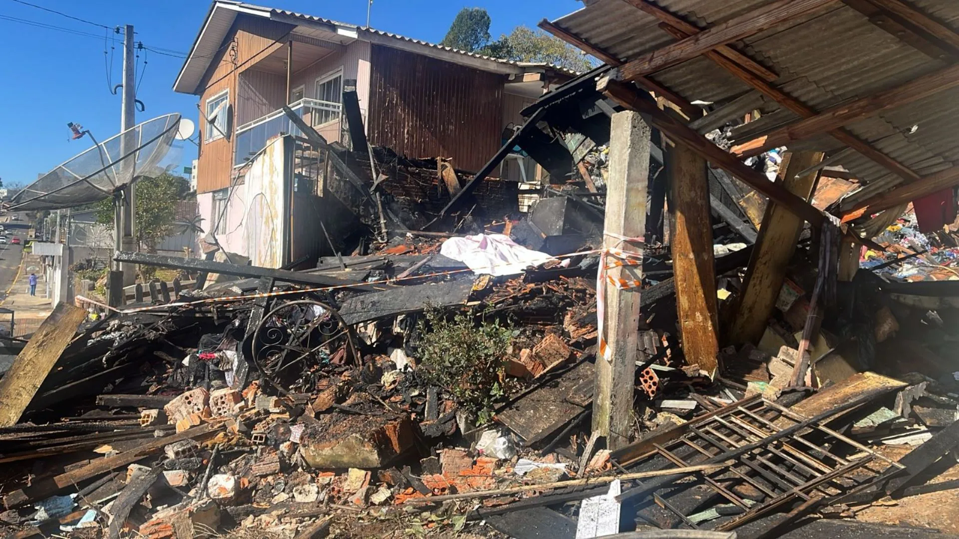 Corpo carbonizado é encontrado após incêndio em Caçador