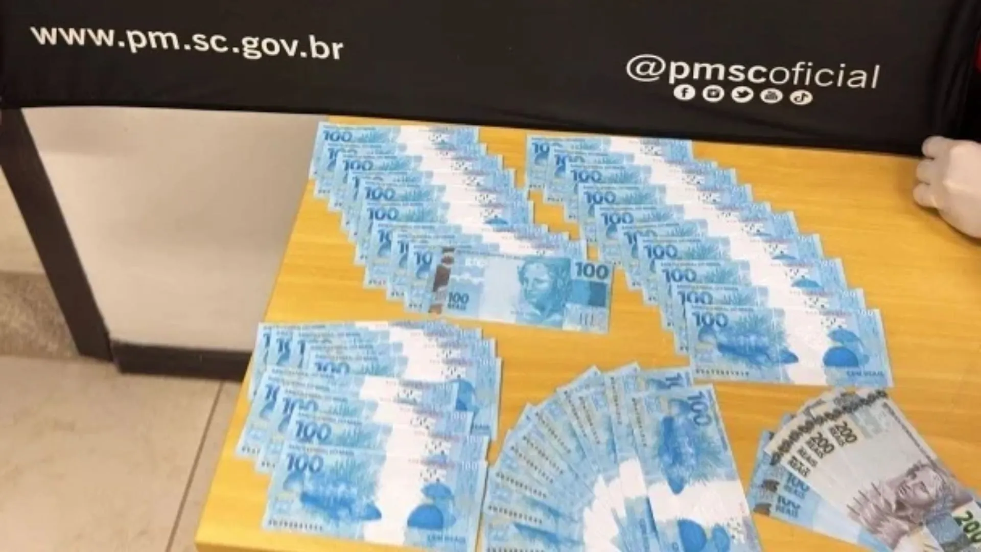 Jovem é preso com R$ 5 mil em notas falsas após sair dos Correios em Caçador