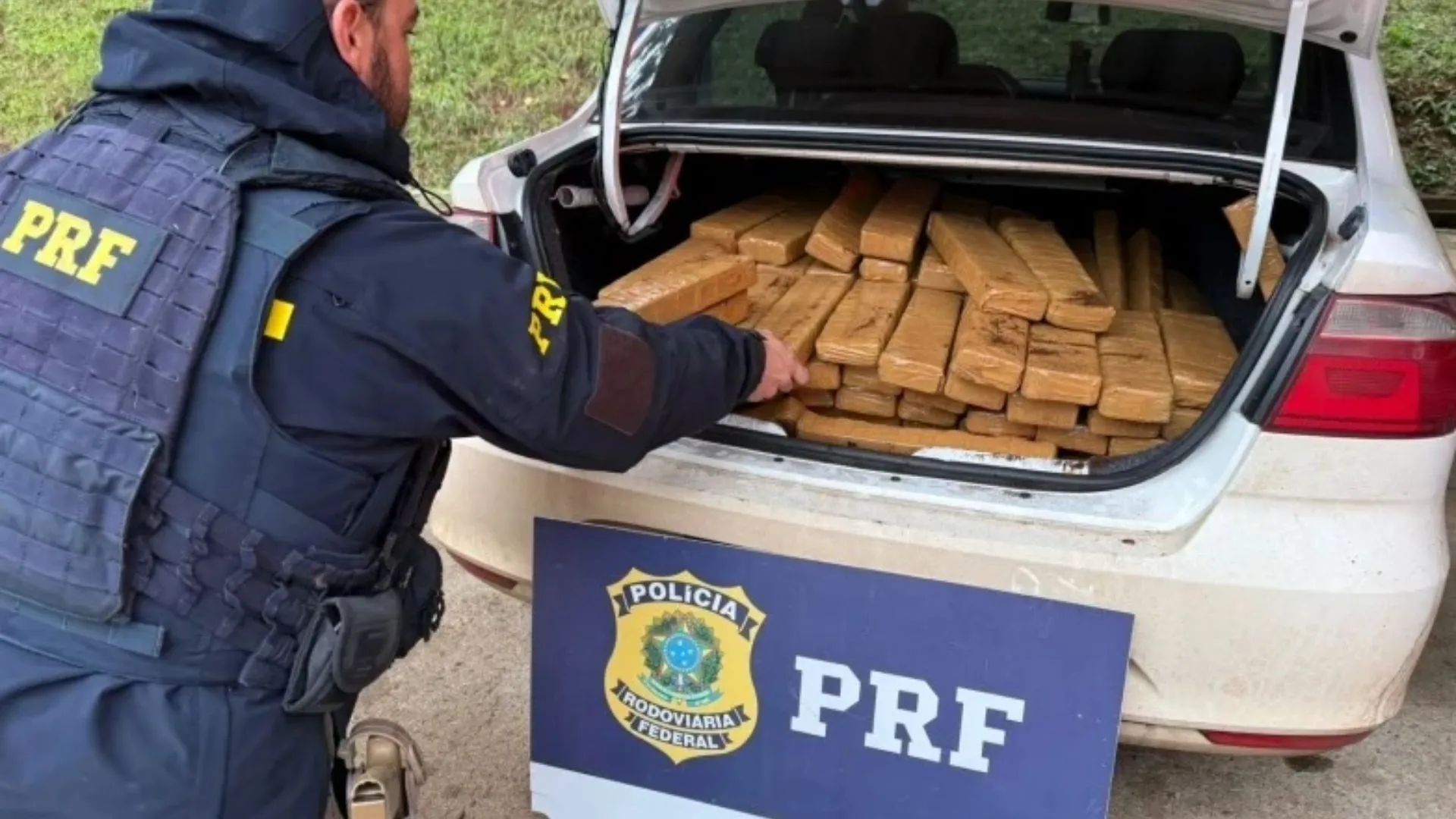 Mais de 350 quilos de maconha são apreendidos pela PRF no Oeste de SC