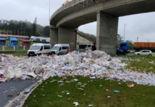 Carreta despeja carga e causa congestionamento em Chapecó