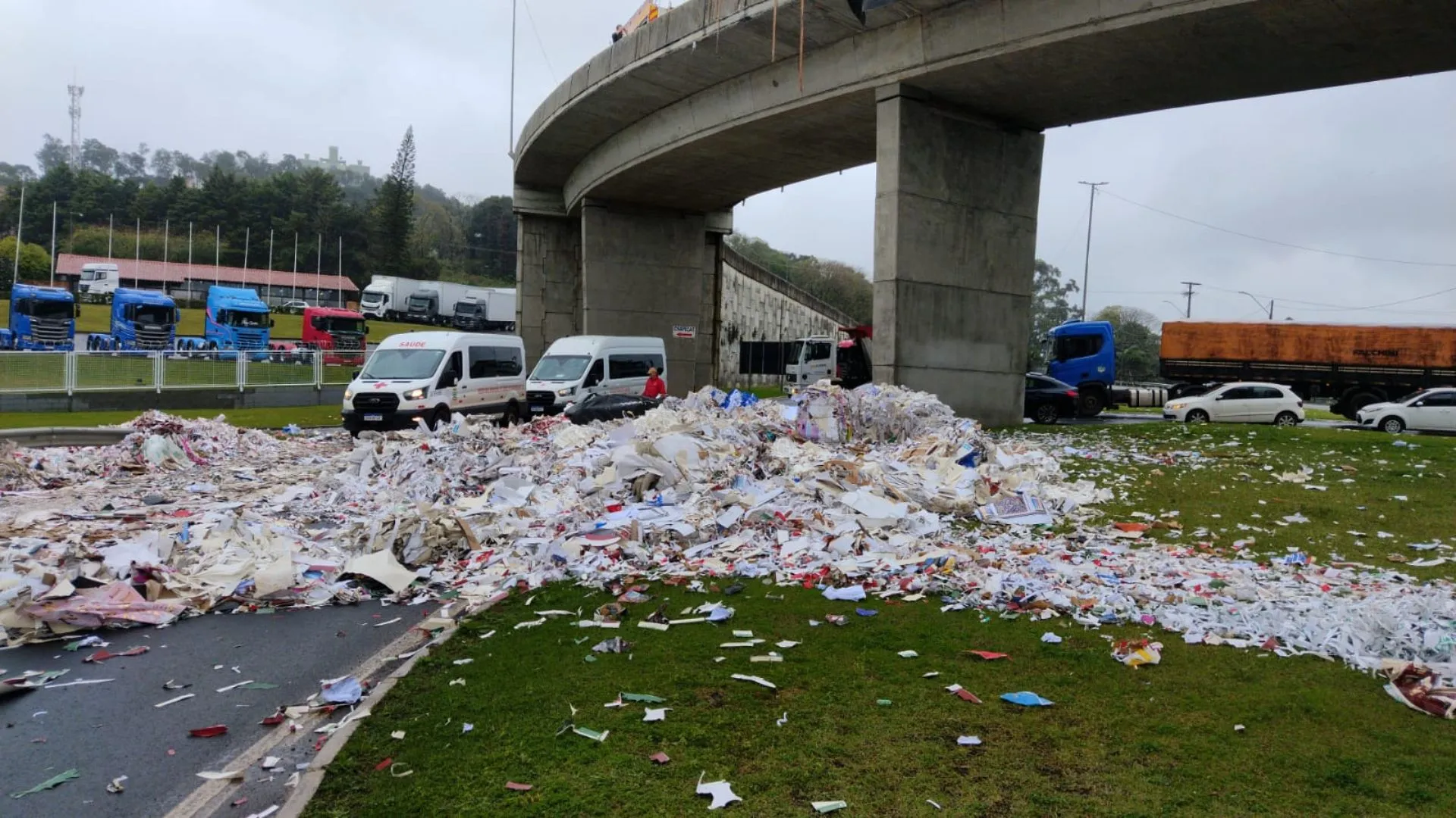 Carreta despeja carga e causa congestionamento em Chapecó