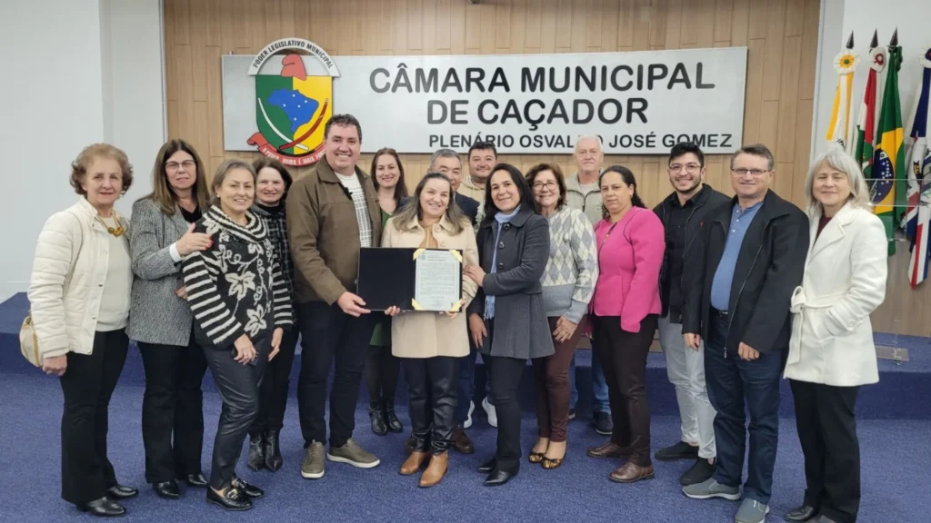 Câmara de Caçador homenageia Neide Yoshida pelo trabalho na APAE