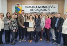 Câmara de Caçador homenageia Neide Yoshida pelo trabalho na APAE