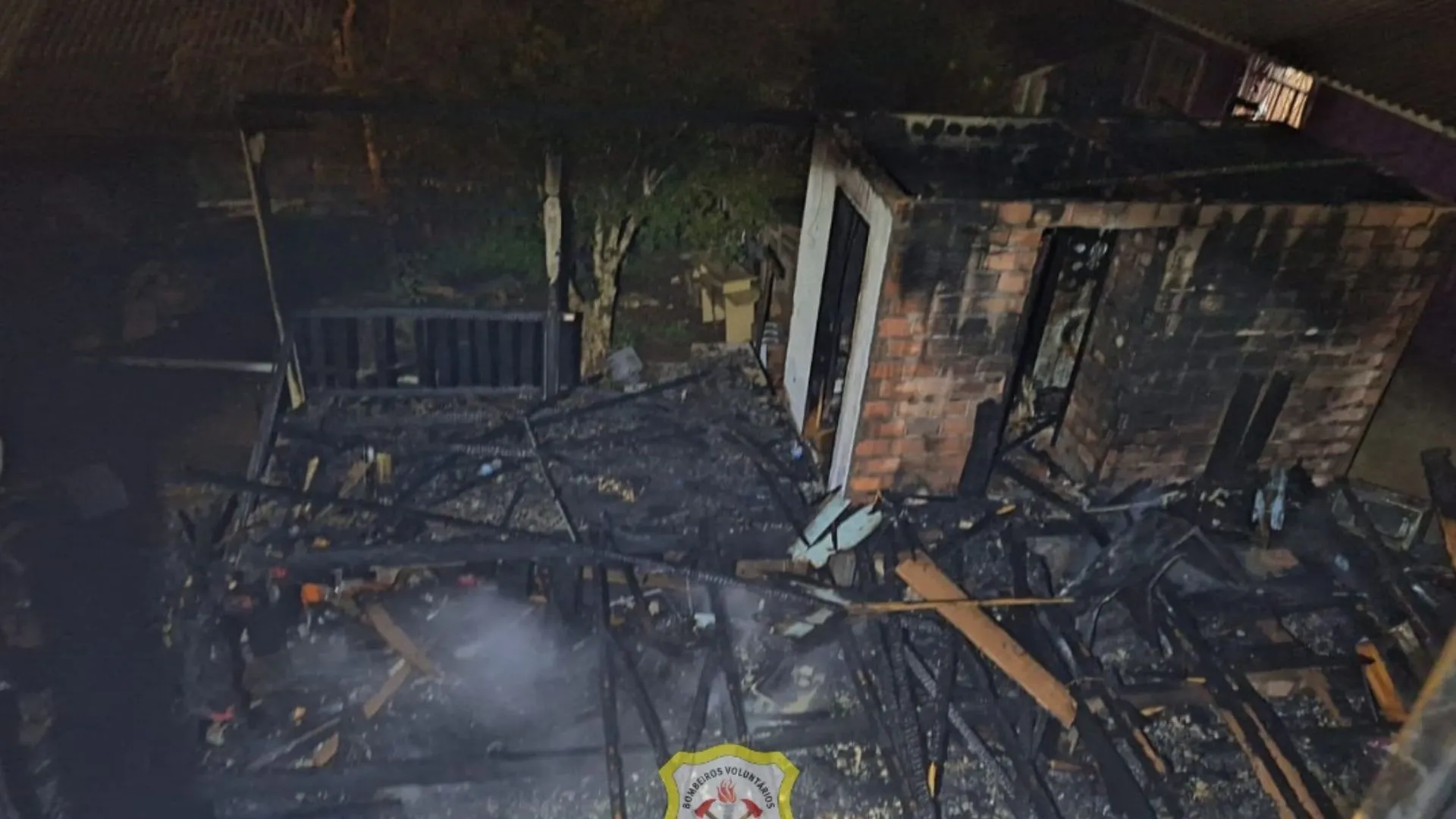 Incêndio destrói casa durante a madrugada em Caçador