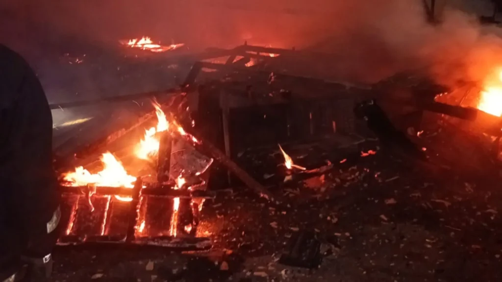 Casa pega fogo na madrugada e bombeiros evitam tragédia maior