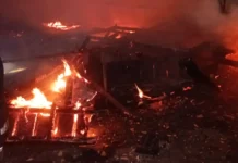 Casa pega fogo na madrugada e bombeiros evitam tragédia maior