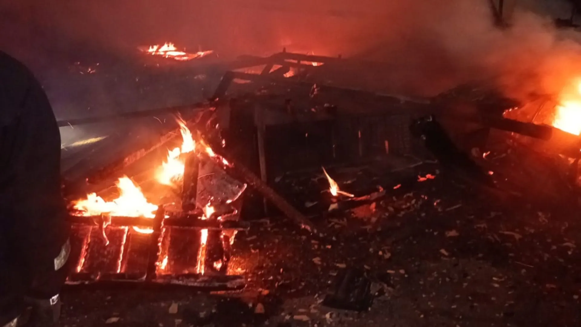 Casa pega fogo na madrugada e bombeiros evitam tragédia maior
