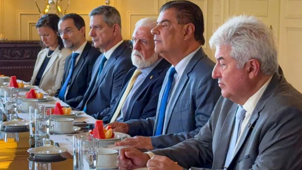 Senado brasileiro inicia diálogo nos EUA contra tarifa de 50%