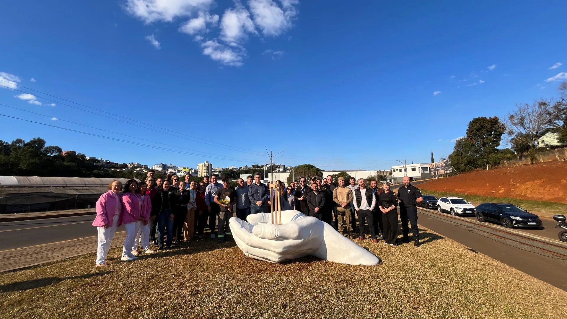 Caçador inaugura monumento “Mãos que Cuidam” no Parque Linear