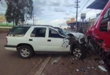 Motorista embriagado quase atinge viatura e bate em máquina agrícola
