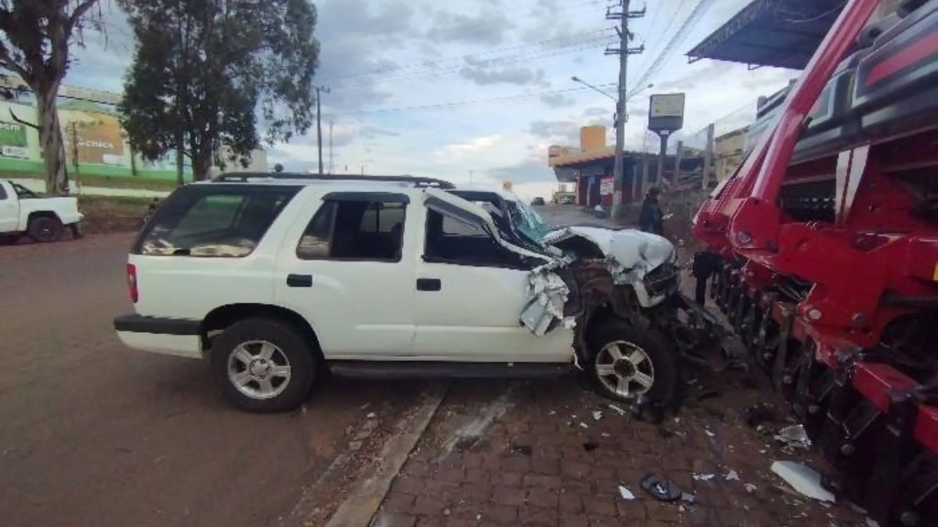 Motorista embriagado quase atinge viatura e bate em máquina agrícola