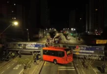 Ônibus parte ao meio após ser atingido por trem e deixa várias pessoas feridas