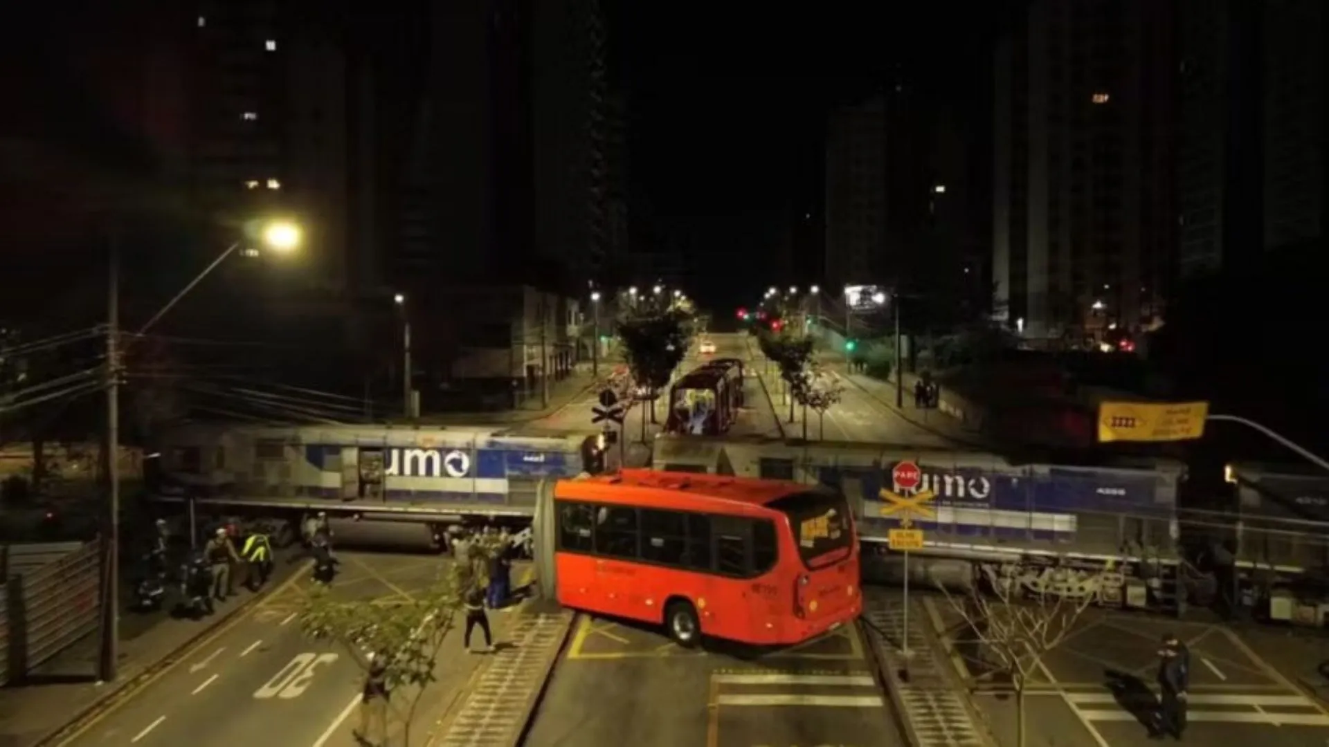 Ônibus parte ao meio após ser atingido por trem e deixa várias pessoas feridas