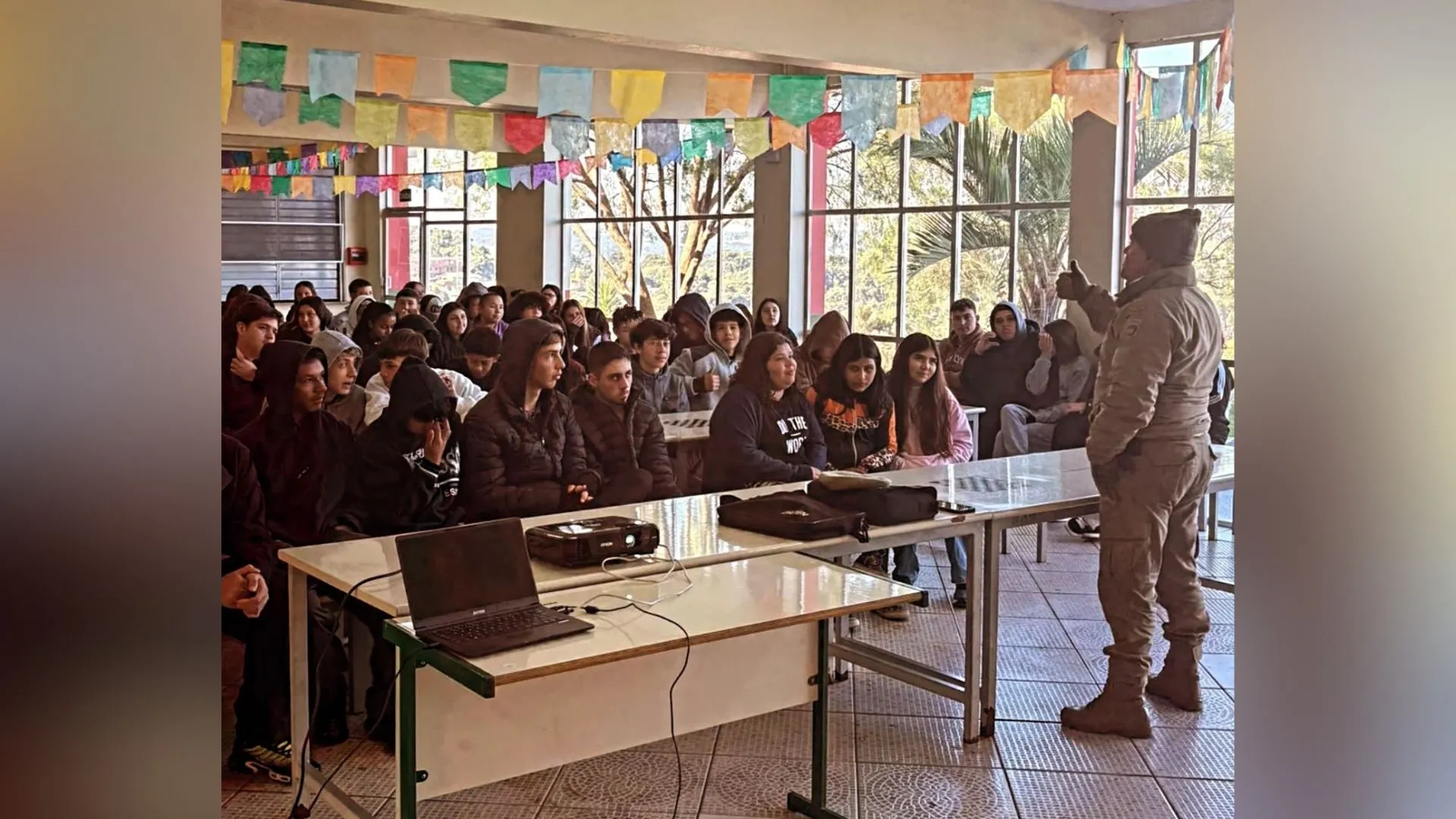 Polícia Militar leva prevenção às drogas à escola Wanda Krieger