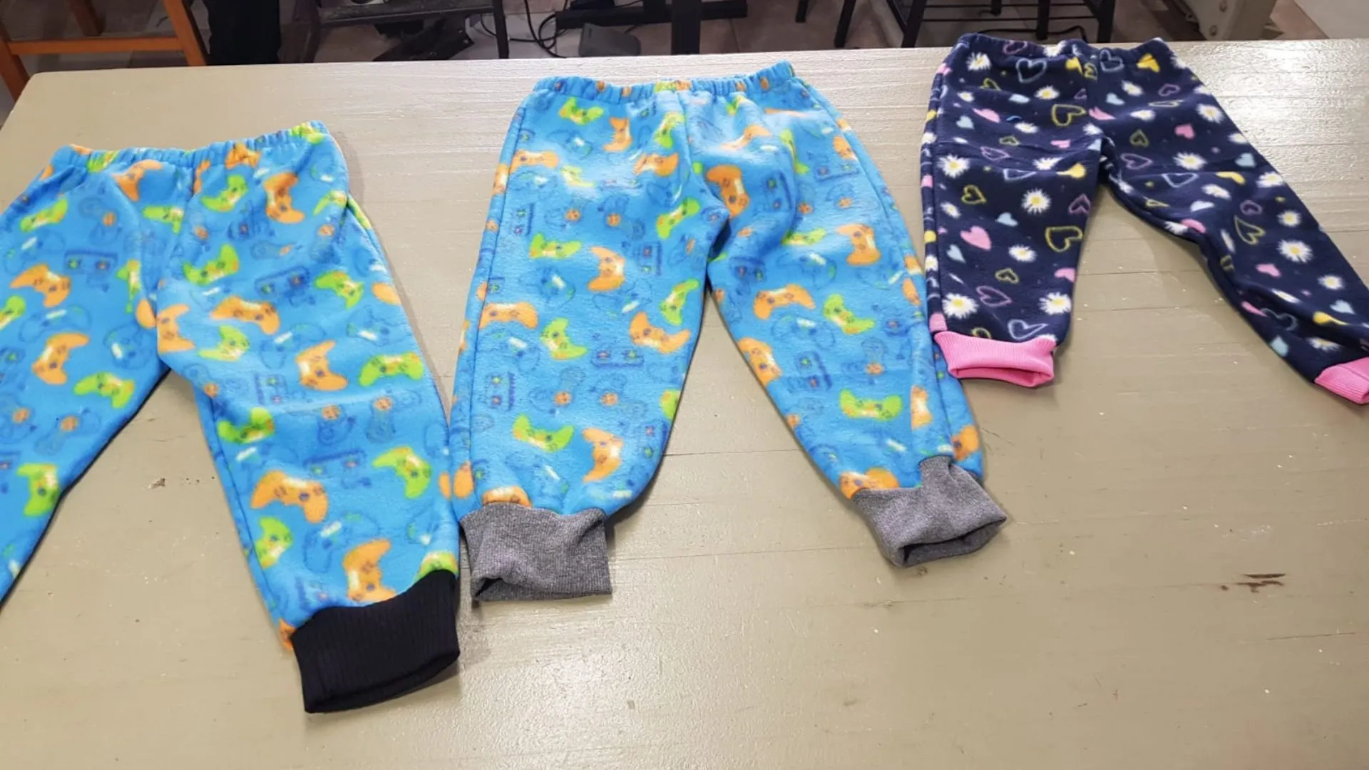 Doações se transformam em roupas para aquecer crianças