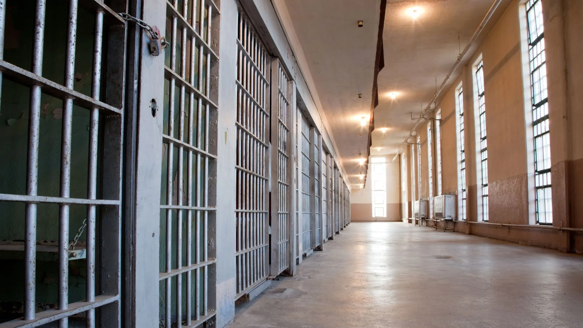 Homem é condenado a quase 20 anos por série de furtos