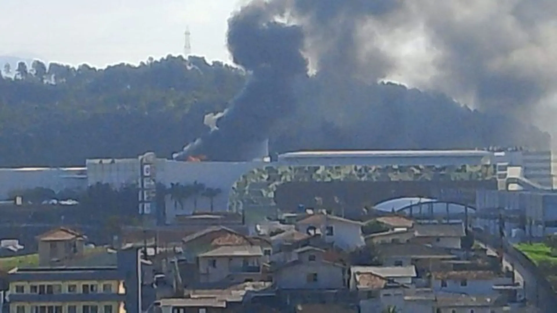Incêndio atinge Shopping Continente em São José