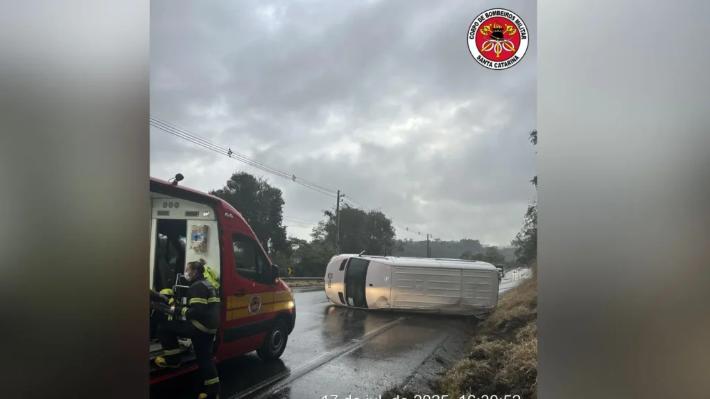 Furgão tomba na SC-135 em Pinheiro Preto após chuva