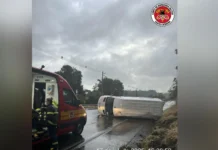 Furgão tomba na SC-135 em Pinheiro Preto após chuva