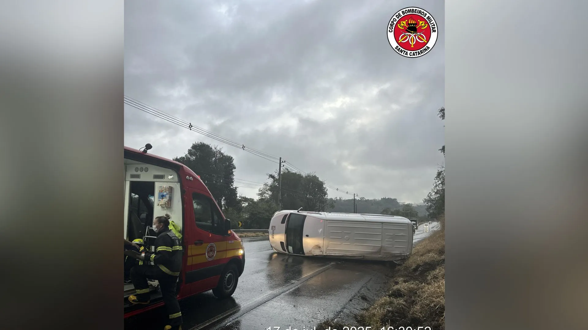 Furgão tomba na SC-135 em Pinheiro Preto após chuva