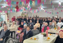 Coral Sênior da Amimu emociona idosos em turnê pelo Estado