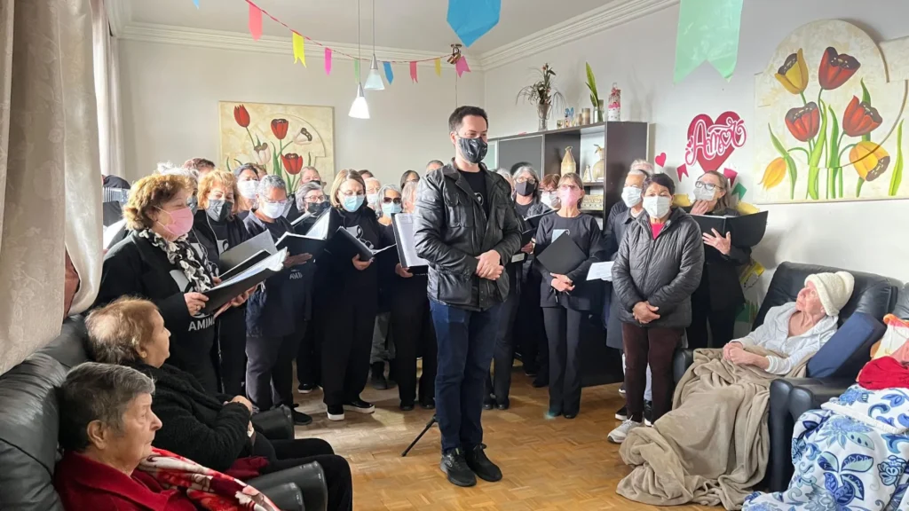 Coral Sênior da AMIMU leva música aos moradores do Vó Nenê