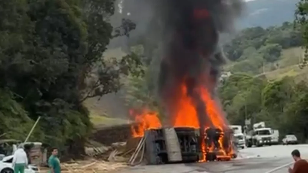 Caminhão tomba, pega fogo e interdita BR-282 em SC
