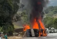 Caminhão tomba, pega fogo e interdita BR-282 em SC