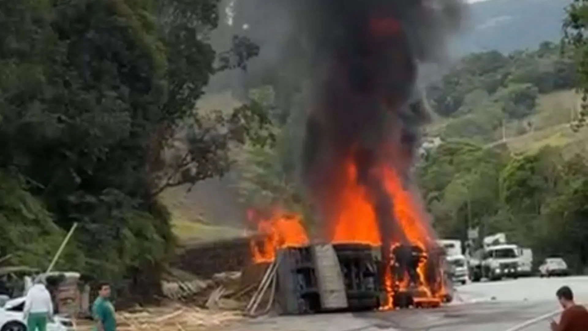 Caminhão tomba, pega fogo e interdita BR-282 em SC