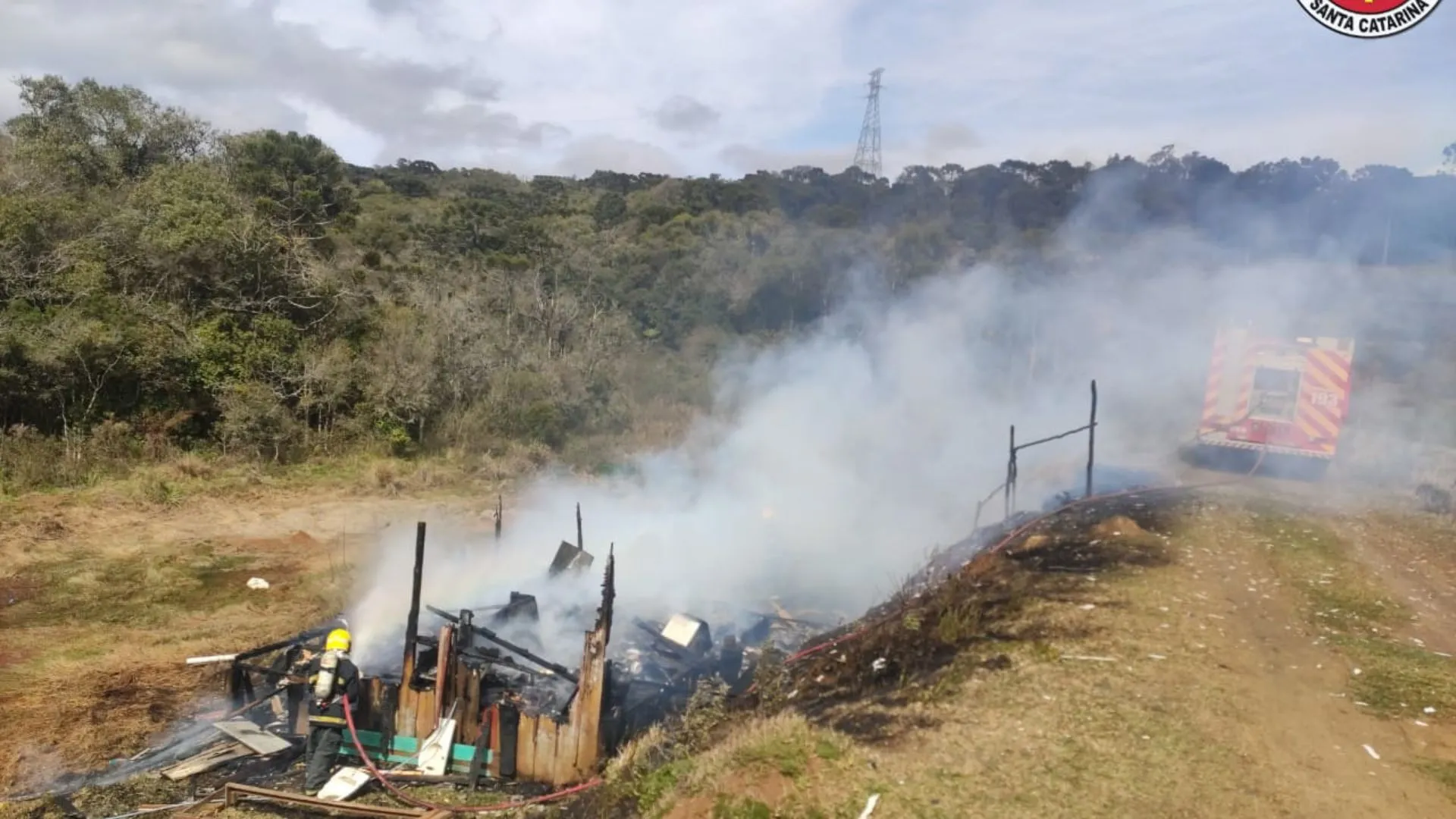 Casa é consumida pelo fogo em Santa Cecília