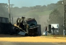 Carreta colide contra muro e motorista fica ferido