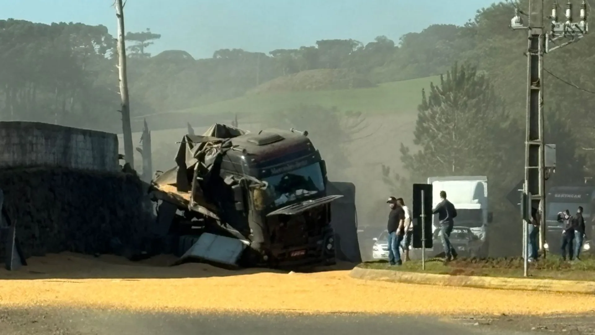 Carreta colide contra muro e motorista fica ferido