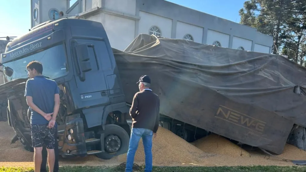Carreta colide contra muro e motorista fica ferido