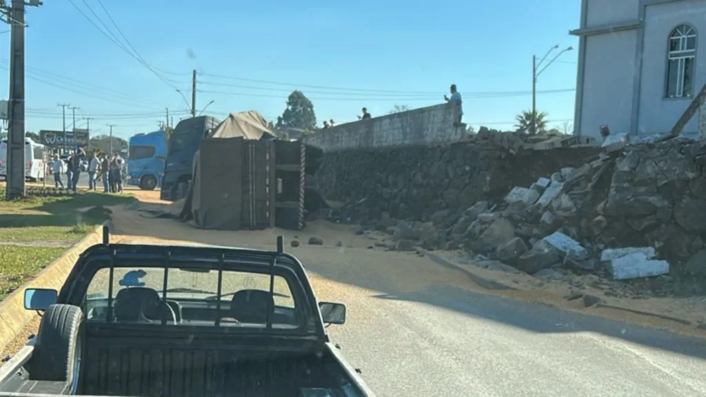 Carreta colide contra muro e motorista fica ferido