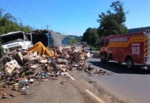 Colisão entre caminhões interdita SC-355 em Lebon Régis