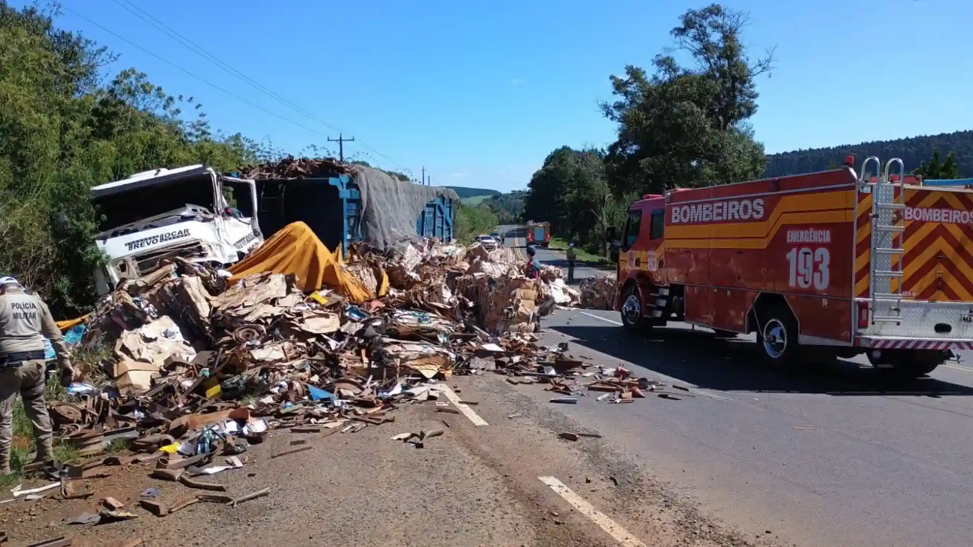 Colisão entre caminhões interdita SC-355 em Lebon Régis