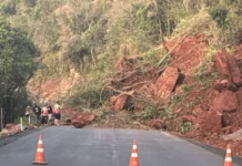Deslizamento atinge carro e bloqueia SC-465 em Salto Veloso