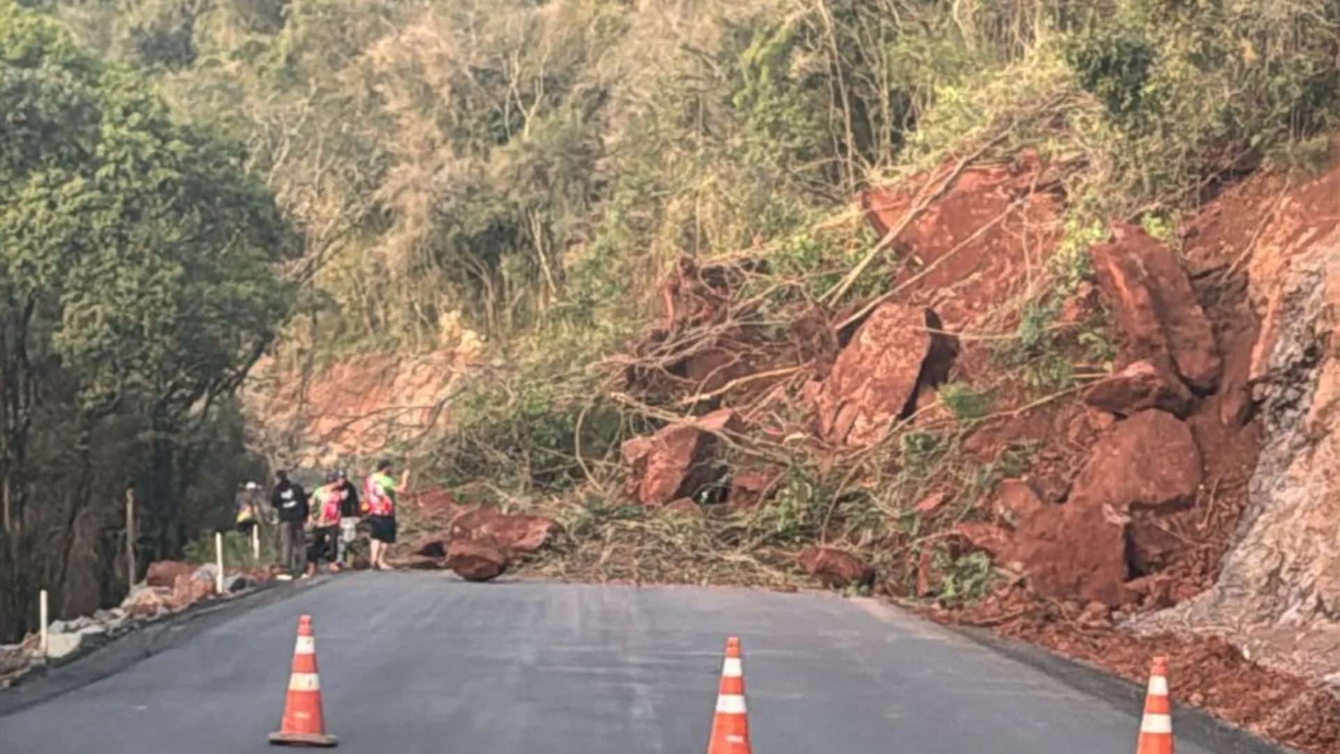 Deslizamento atinge carro e bloqueia SC-465 em Salto Veloso