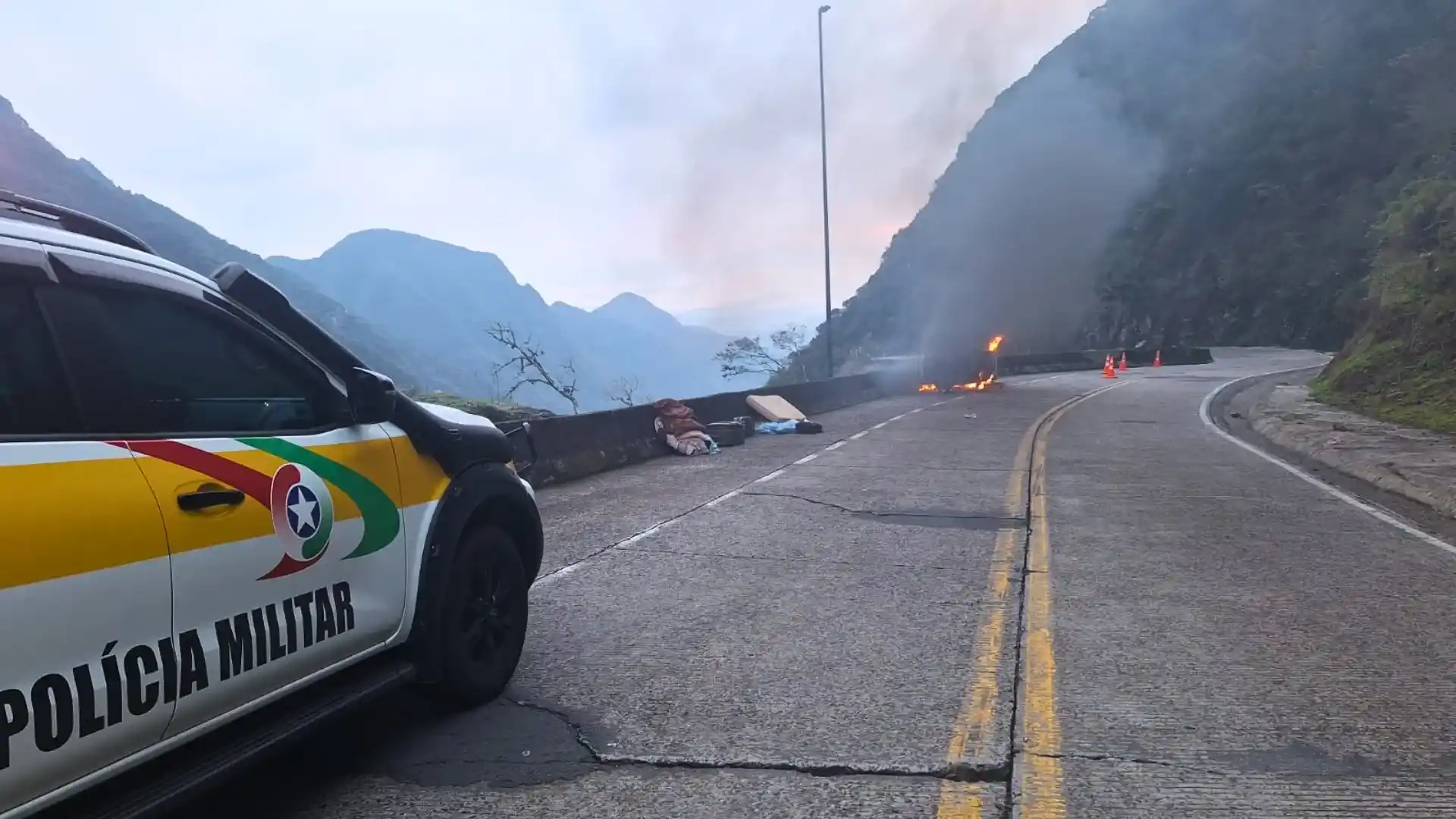 Kombi pega fogo na Serra do Rio do Rastro e fica destruída