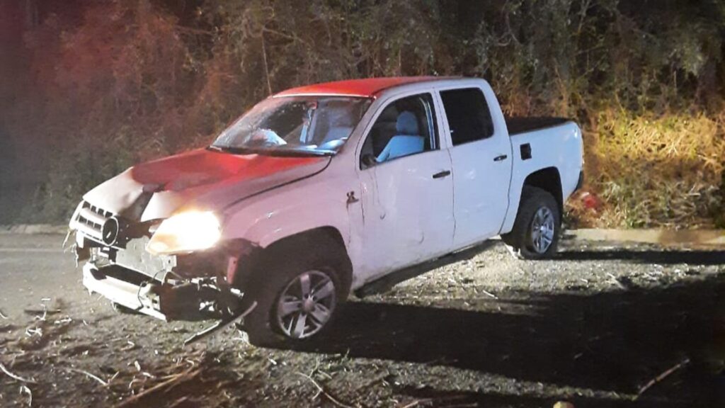Caminhonete descontrolada bate em barranco e motorista fica ferido em Rio das Antas