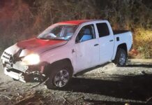 Caminhonete descontrolada bate em barranco e motorista fica ferido em Rio das Antas