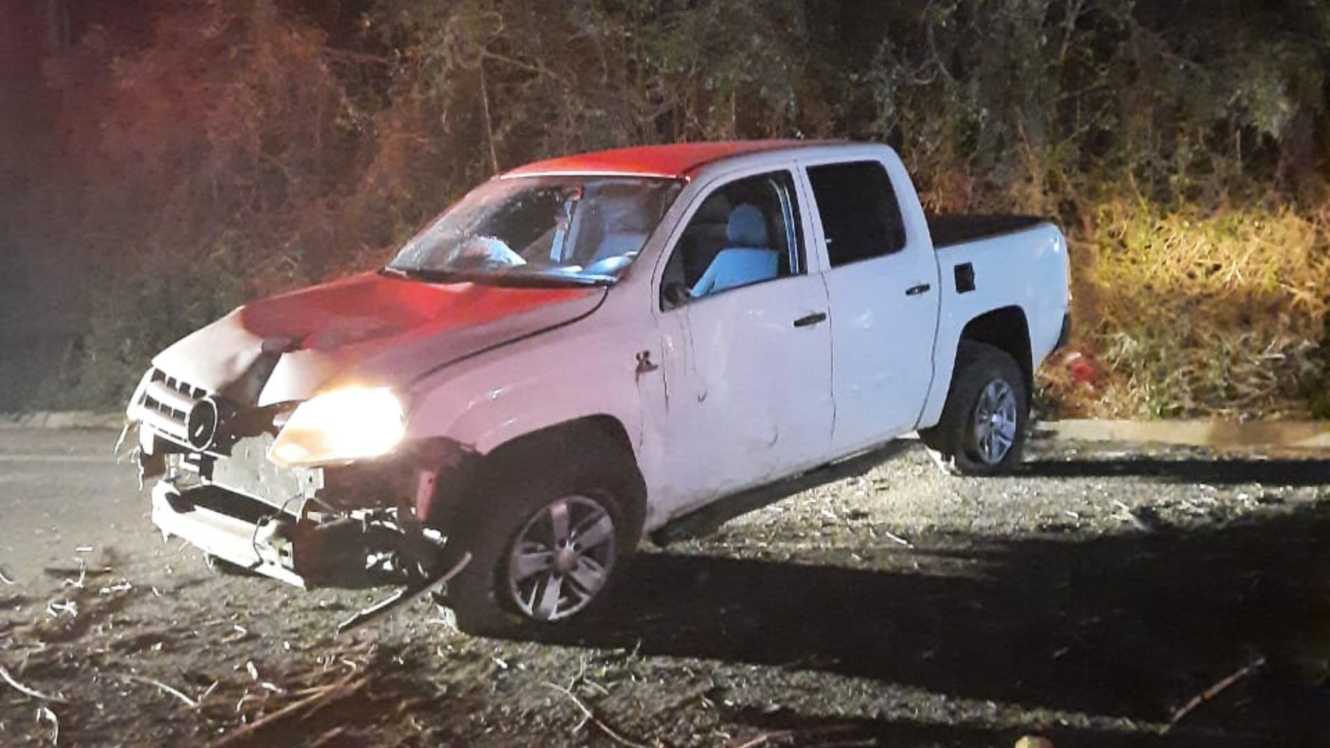 Caminhonete descontrolada bate em barranco e motorista fica ferido em Rio das Antas