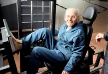 Sem desculpas, idosa de 92 anos treina firme na academia